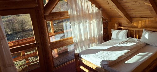 Chalet Rosehip Flowers 4-6 Traveling