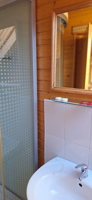 Douche, pantoufles, serviettes fournies, savon
