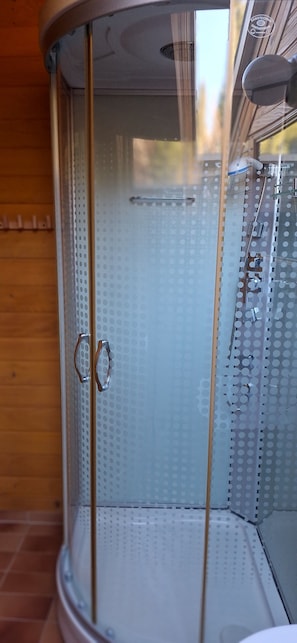 Douche, pantoufles, serviettes fournies, savon
