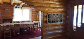 Dining - Chalet Rosehip Flowers 4-6 Traveling (Rasnov)