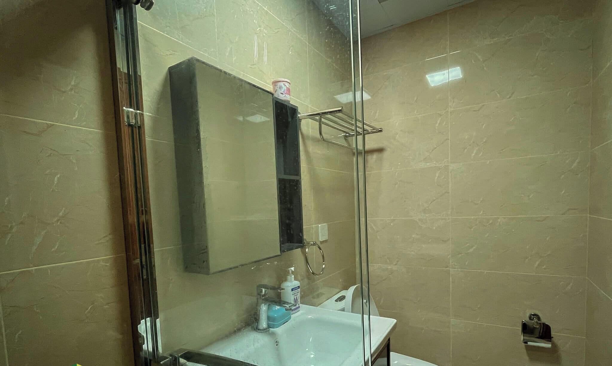 Een bidet, handdoeken, zeep, toiletpapier