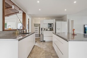 Fridge, microwave, oven, dishwasher - Villa Bix Kay - Three Bedroom Villa, Sleeps 7 (Les Anses-d'Arlet)