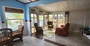 Living area - Escape to 3 Palms, your relaxing retreat in Fort Myers Beach! (Fort Myers Beach)