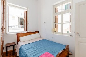 1 bedroom, bed sheets - Cosy Rooms in a Traditional House in the 'Marble Village' on the Island of Naxos (Naxos)