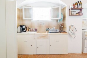 Private kitchen - Cosy Rooms in a Traditional House in the 'Marble Village' on the Island of Naxos (Naxos)