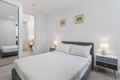 Spacious 2-bed Apartment in Hughesdale