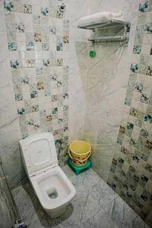 Deluxe Triple Room, City View | Bathroom | Shower, free toiletries, towels, soap - Shiv Darshan P Guest House (Varanasi)