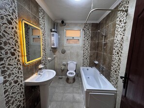 Douche, bidet, serviettes fournies, savon