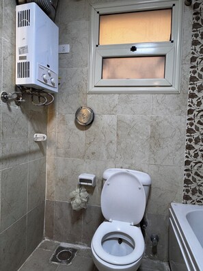 Douche, bidet, serviettes fournies, savon