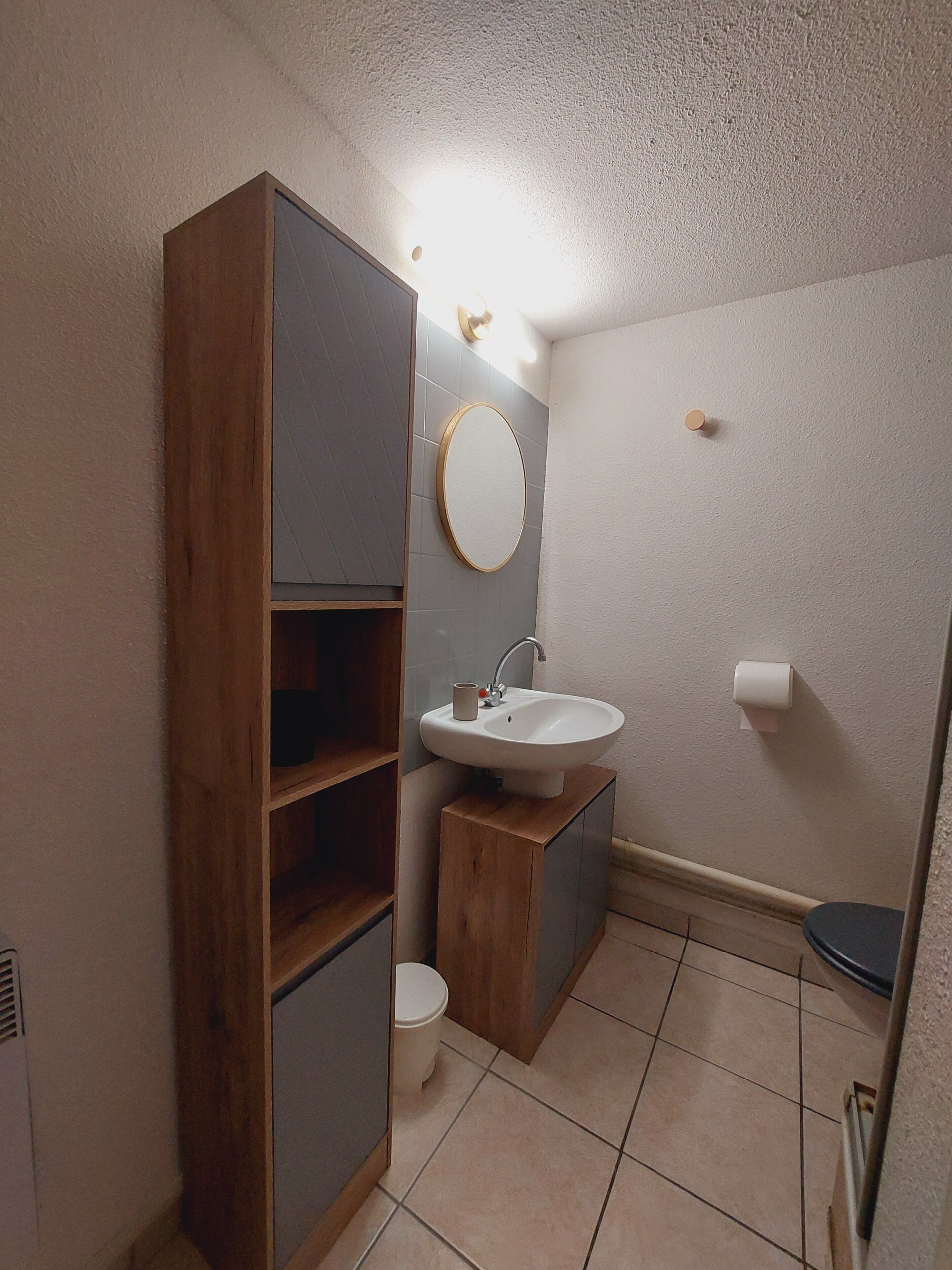 Séchoir à cheveux, papier de toilette