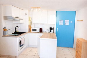 Fridge, microwave, oven, stovetop - Apartment in Port Leucate for 4 people at the foot of the port and close to the beaches (Leucate)