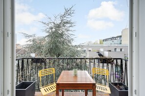 Outdoor dining - The artist (Paris)