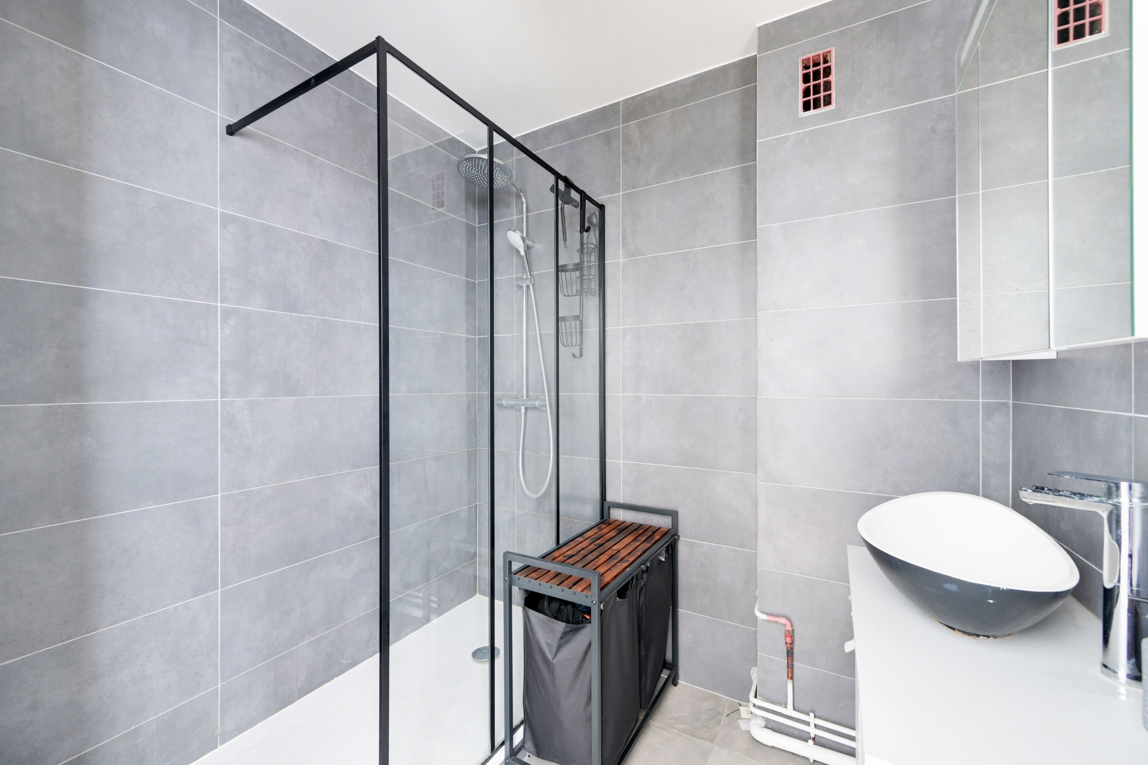 Douche, sèche-cheveux, serviettes fournies, savon
