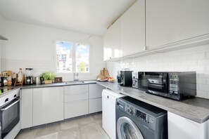 Fridge, microwave, oven, stovetop - The artist (Paris)