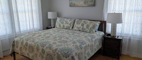 Tabla de planchar con plancha, wifi y ropa de cama