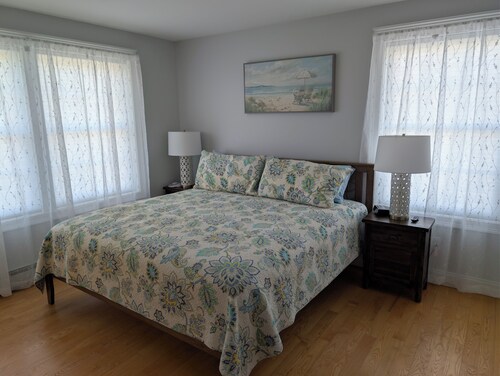 Serene 2-bedroom condo with AC in charming Westbrook