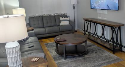 Serene 2-bedroom condo with AC in charming Westbrook