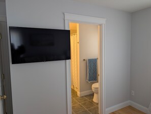 Douche, séchoir à cheveux, serviettes fournies