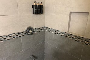 Dusche, Haartrockner, Handtücher, Seife