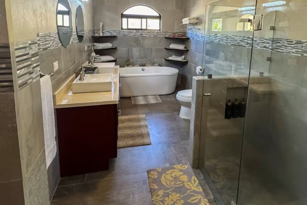 Een douche, een haardroger, handdoeken, zeep