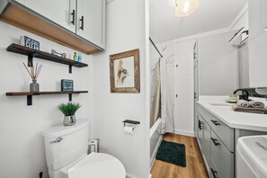 Haartrockner, Handtücher, Seife, Toilettenpapier