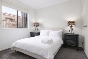 4 bedrooms, bed sheets - Comfort and Space in Lara's Family Friendly Home (Geelong)