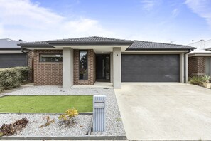 Apartment | Reception - Comfort and Space in Lara's Family Friendly Home (Geelong)