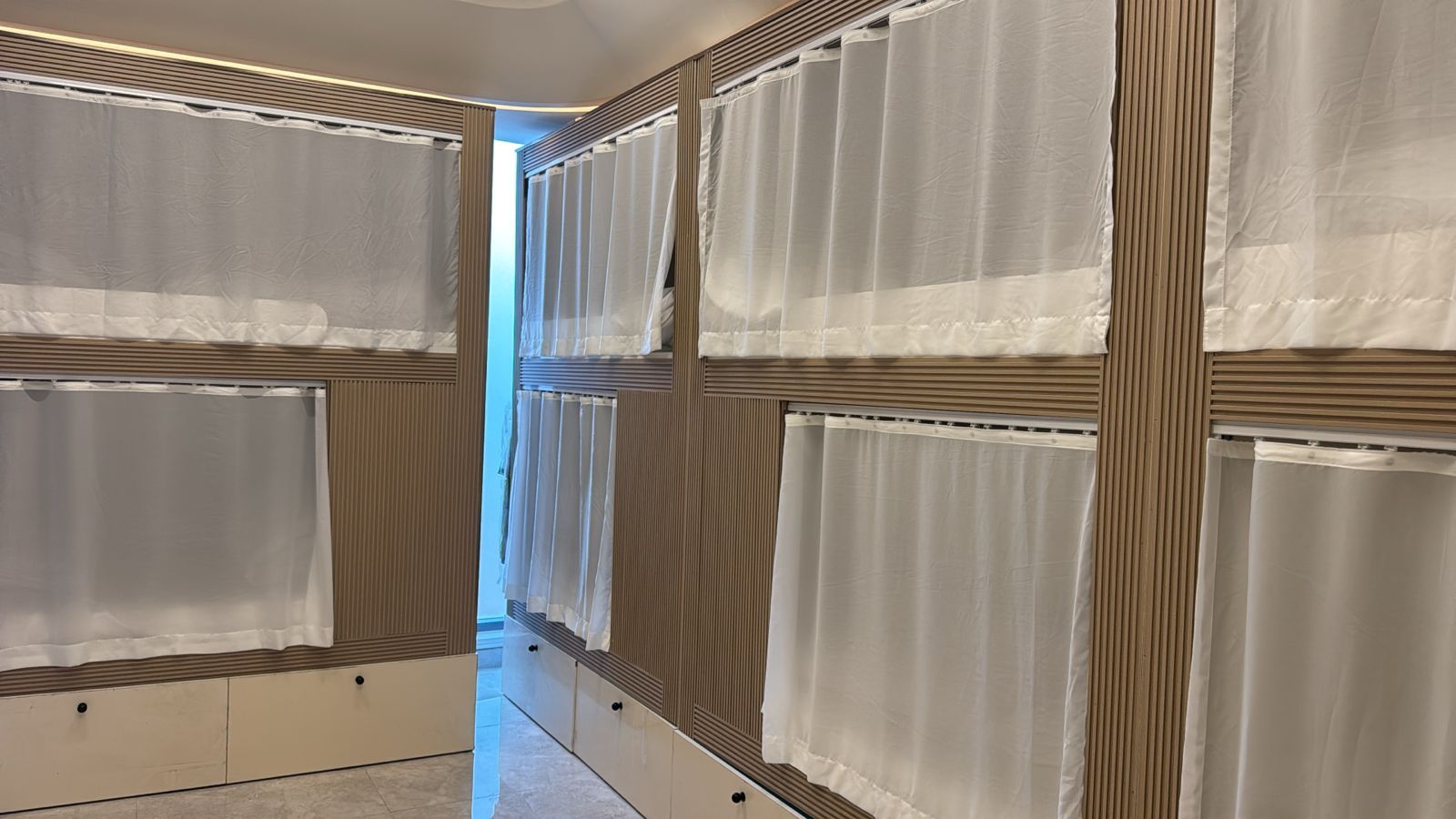 Una habitación con un ventanal grande, una puerta y una pared con textura.