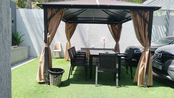 Standaard kamer, uitzicht op de stad | Buiten dineren