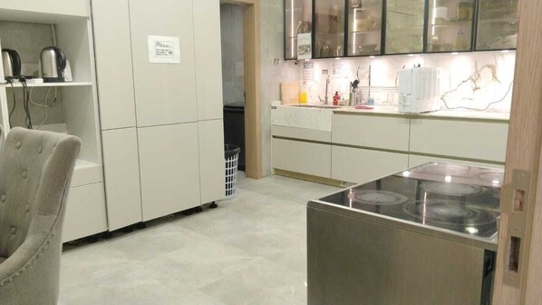 Private kitchen - Luxury Golden Sand Bedspace (Dubai)