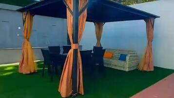 Chambre Standard, vue ville | Restauration extérieure