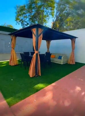 スタンダード ルーム シティビュー | 屋外ダイニングエリア