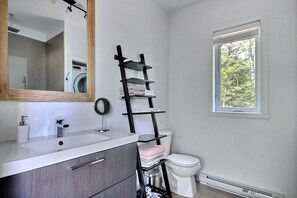 Shower, hair dryer, towels, toilet paper - Chalet Équinoxe Charlevoix with spa | River and mountain views | Massif and trail (Petite-Rivière-Saint-François)