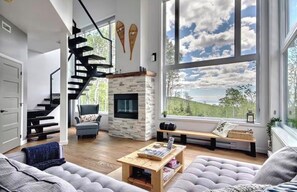 Living area - Chalet Équinoxe Charlevoix with spa | River and mountain views | Massif and trail (Petite-Rivière-Saint-François)