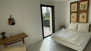 Une chambre à coucher moderne avec un lit, un bureau et une chaise.