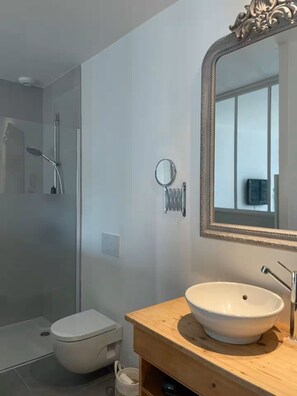 Shower, hair dryer, towels, soap - Quiet house, garden, walking distance to the beach, sleeps 6 (La Forêt-Fouesnant)