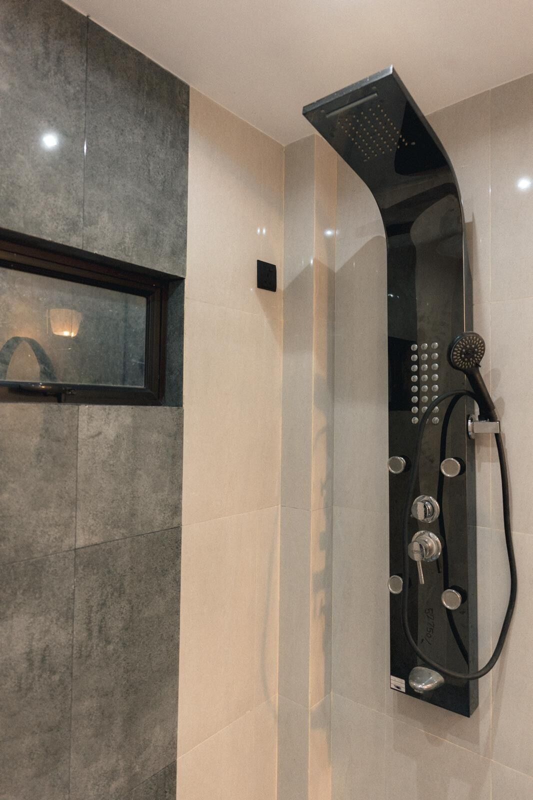 Douche, sèche-cheveux, serviettes fournies, savon