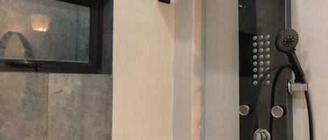 Regadera, secadora de cabello, toallas, jabón