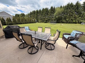 Outdoor dining - Luxury 5-bedroom house rental for PSU Weekend Events (Port Matilda)