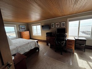 Room - Direct Beachfront Private House located in Hawks Nest Beach in Old Lyme. (Old Lyme)