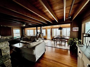 Living area - Direct Beachfront Private House located in Hawks Nest Beach in Old Lyme. (Old Lyme)