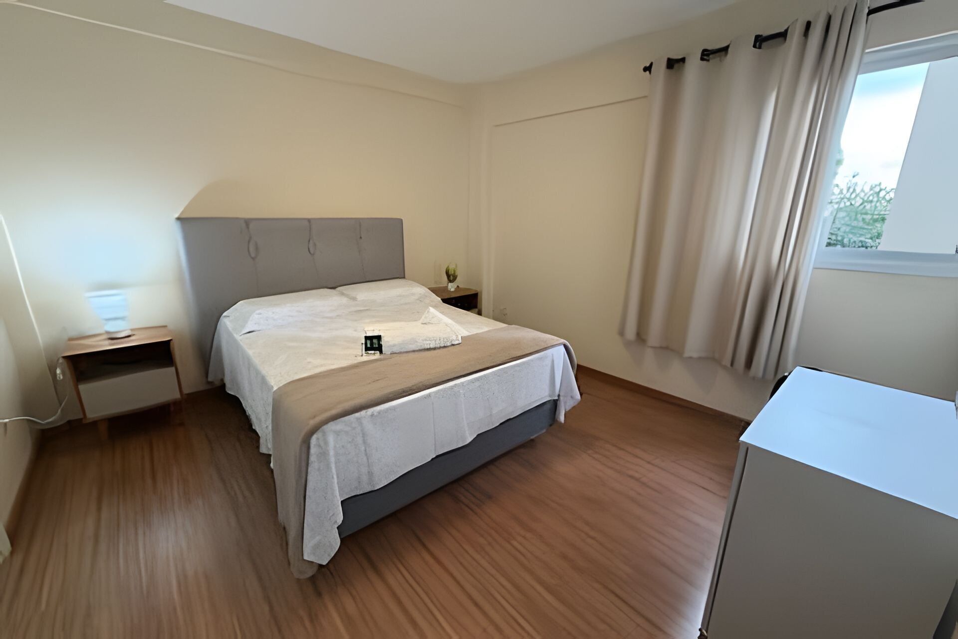 2 dormitorios, tabla de planchar con plancha, ropa de cama