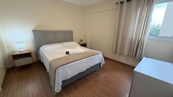 2 dormitorios, tabla de planchar con plancha, ropa de cama