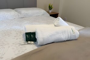 Tabla de planchar con plancha y ropa de cama 
