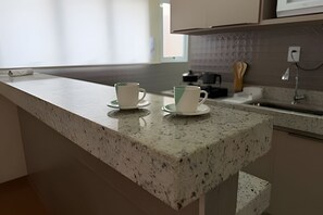 Refrigerador, microondas y utensilios de cocina 