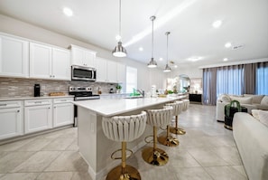 Coffee/tea maker, fridge, microwave, oven - 8BR house at Windsor Cay resort, sleeps 22 (Clermont)