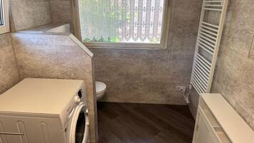 Dusche, Haartrockner, Handtücher, Toilettenpapier