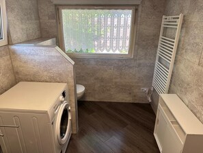 Dusche, Haartrockner, Handtücher, Toilettenpapier