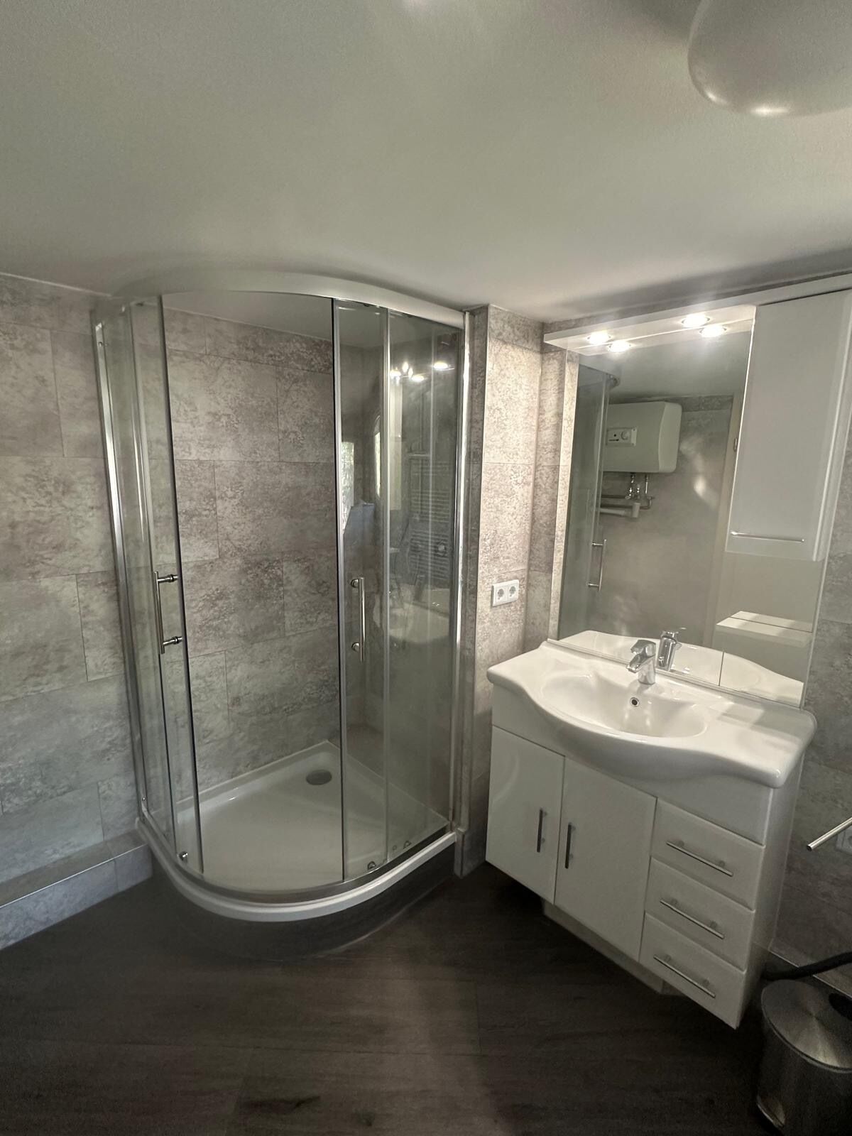 Dusche, Haartrockner, Handtücher, Toilettenpapier