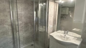 Dusche, Haartrockner, Handtücher, Toilettenpapier